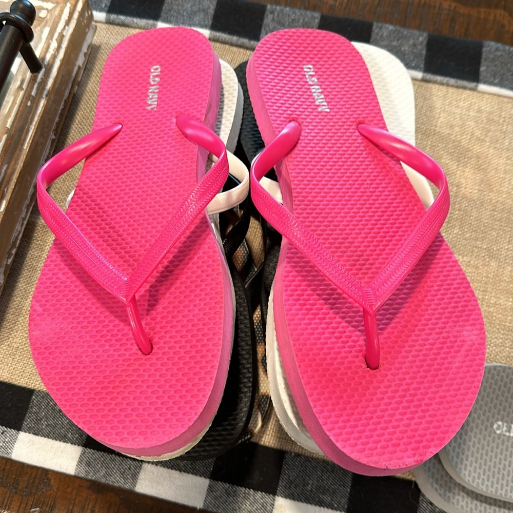 Five pairs of flip flops! - Picture 5 of 6